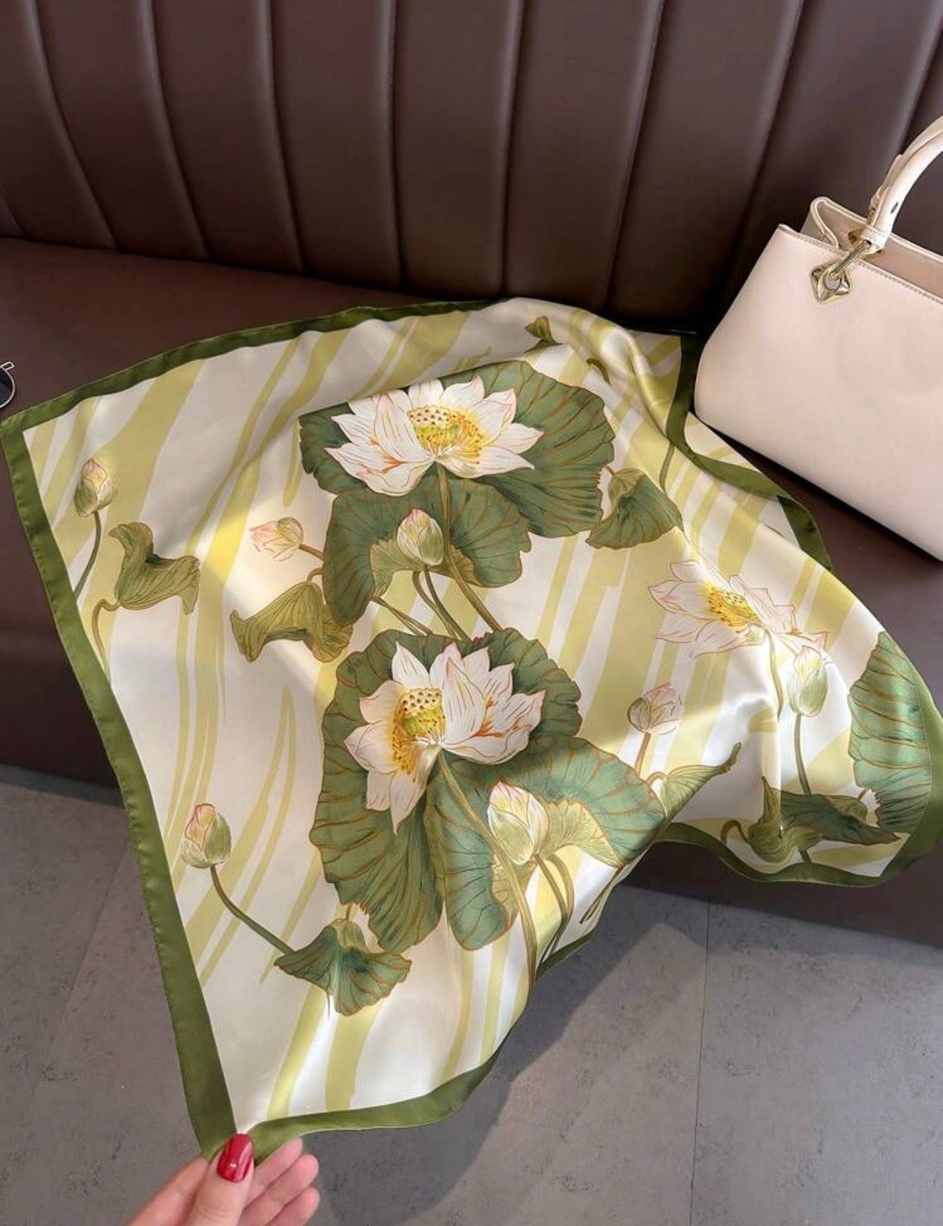 Lotus Bloom Petite Foulard