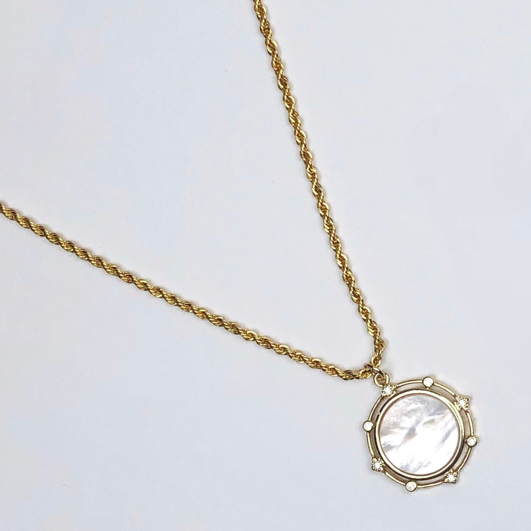 Mother of Pearl Round Halo with Rope Necklace
