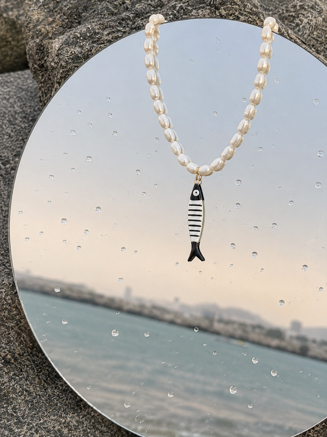 Barrel Mother of Pearl Black Sardine Necklace