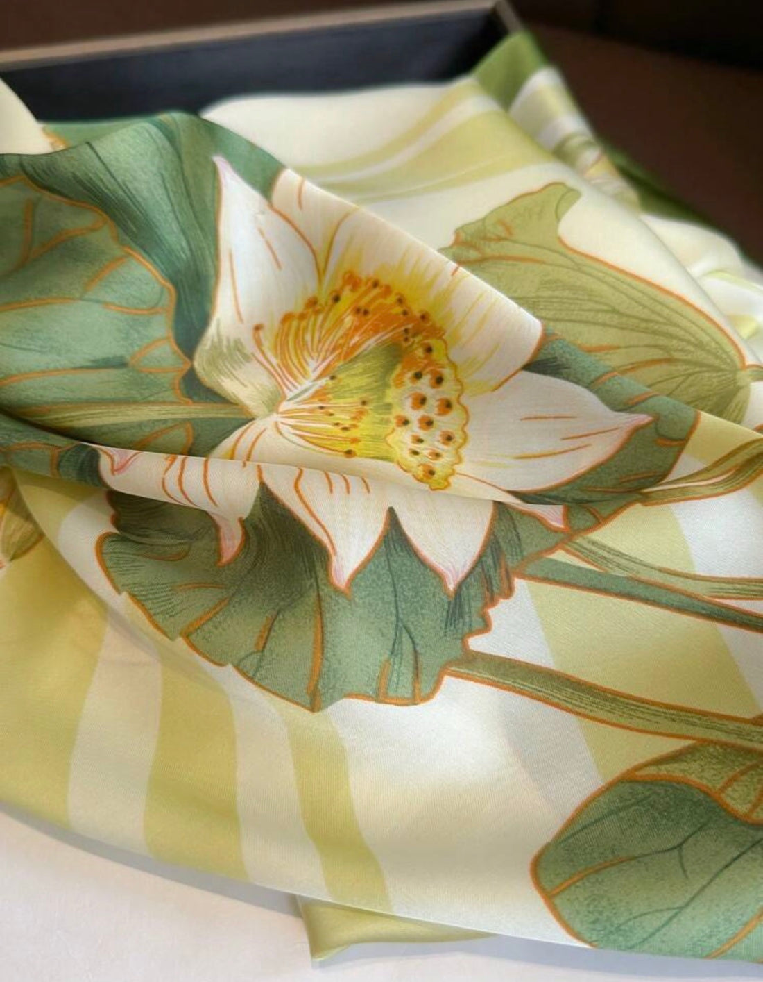 Lotus Bloom Petite Foulard